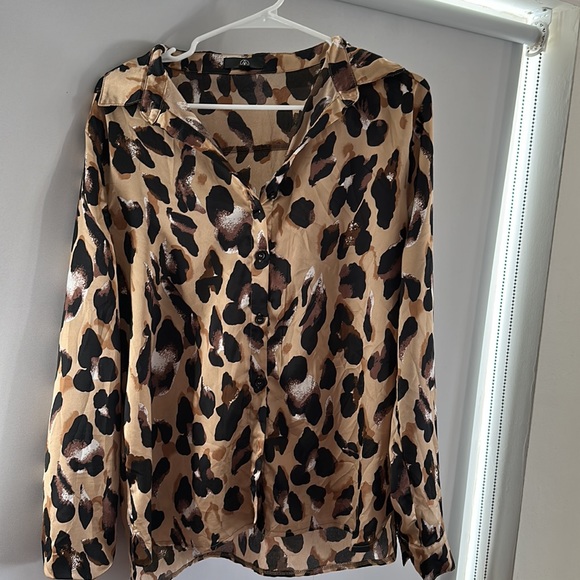 Leopard print blouse button down. - Picture 2 of 4